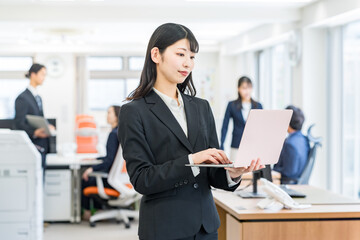 オフィスで働くビジネスウーマン