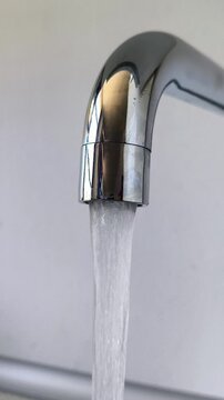 Chorro de agua de grifo abiertos 