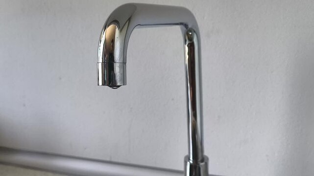 Horizontal grifo goteando gotas 