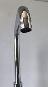 Gota de agua en grifo sequ&iacute;a perdida de agua abuso deficiencia 