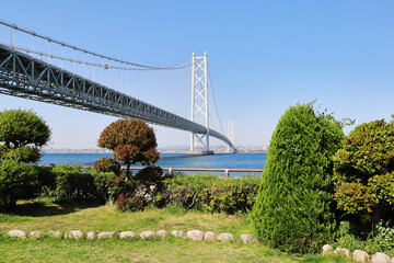公園と明石海峡大橋