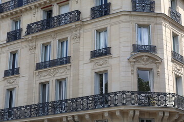 Obraz premium Elegant architecture of a Parisian building showcasing intricate balconies and classic design elements in the heart of the city