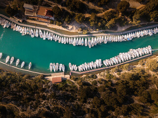 Vue de dessus d'un port de plaisance sauvage au milieu de la nature avec des bateaux et des maisons