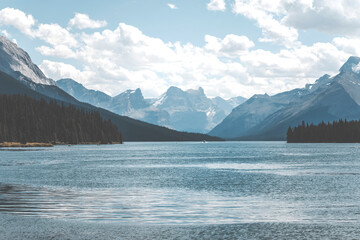 Obraz premium peaceful landscape view of maligne lake on a summer clpudy day in pale pastel colours