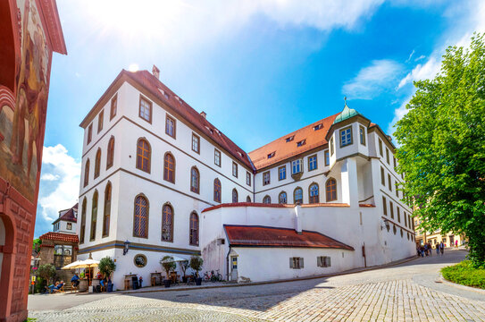 Stadt F&uuml;ssen, Bayern, Kloster Sankt Mang in der historischen Altstadt im Sommer mit Gegenlicht
