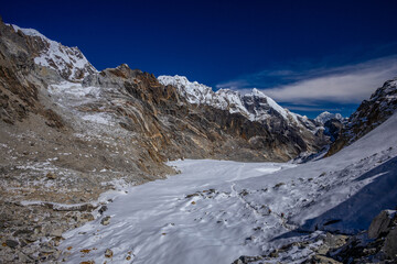 Obraz premium Himalaya mountain path on Nepal trek hiking route. Great mountain landscape scenic view on EBC Everest base camp circuit trek, trekking and hiking route in Nepal Himalaya. Beautiful Himalaya mountains