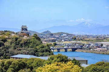 犬山市、国宝犬山城と周辺の自然の風景