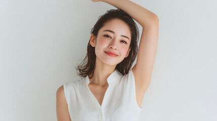 ワキ（脇）を見せて微笑む女性・清潔感と大人の魅力が漂うスキンケアポートレート（美容・エステ・脱毛・コスメ）