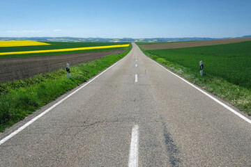 Landstraße bis zu Horizont - Stockfoto