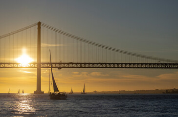 Segeltörn in den Sonnenuntergang