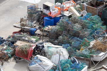 Fischer stapeln ihre Reusen im Hafen