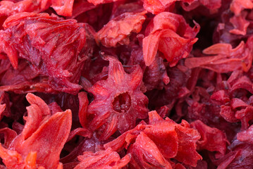 Sweet candied hibiskus petals on a market © Katarzyna