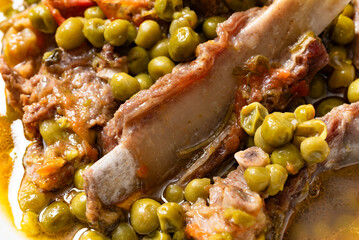 Stufato di agnellone con piselli, cibo tipico sardo 