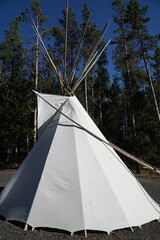 Indian teepee tent in Yellowstone National Park, USA © Katarzyna