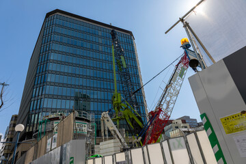 建築現場のクレーンと掘削機