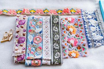 インド刺繍リボンとクリンプエンドパーツ