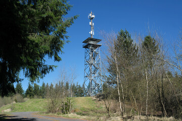 Aussichtsturm Helleberg bei Weidenhahn im Westerwald in Rheinland-Pfalz mit Mobilfunkanlage und Wetterstation - Stockfoto