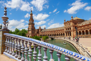 Naklejka premium Detailaufnahme einer Fliesenbrücke bei der Plaza de España in Sevilla mit Wasser im Hintergrund, Sevilla, Spanien, Europa