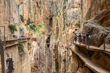 Die Schmale Holzbrücke vom Caminito del Rey Weg spannt über eine dramatische Felsenschlucht...