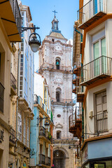 Enge Gasse mit Blick auf alt Kirchturm unter klarem Himmel, Malaga, Spanien, Europa 