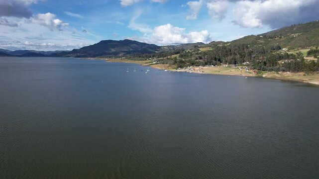 tomas a&eacute;reas de lago (drone 4k)