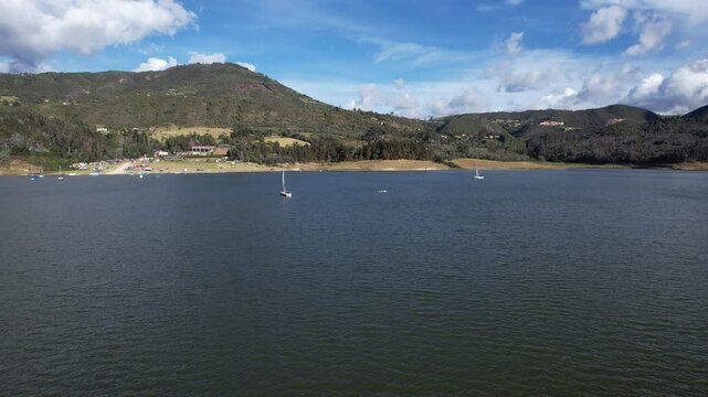 tomas a&eacute;reas de lago (drone 4k)