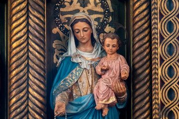 Obraz premium Statue (19th century) of Blessed Virgin Mary holding baby Jesus Christ in her arms.