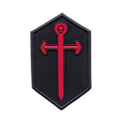 Obraz premium Black patch with red embroidered design featuring stylized sword with arrow tips and skull at top, creating bold and striking appearance
