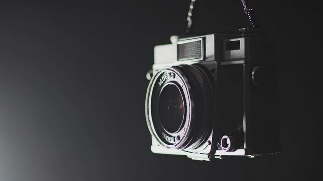 Appareil photo vintage en gros plan sur fond sombre

