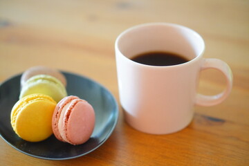 マカロンとコーヒーでホッと一休みのティータイム。