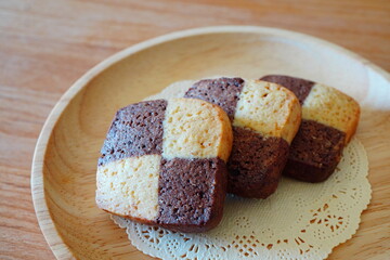 10歳の子供と休日に焼いた焼きたて手作りクッキー。ココアとアーモンド生地でチェック模様のアイスボックスクッキー。
