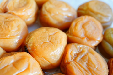 観光地で購入した特産品の美味しい梅干し