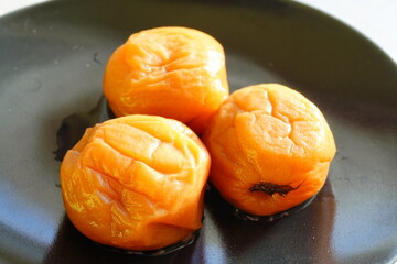 お皿にのせた3つの美味しい梅干し。茨城県水戸土産。