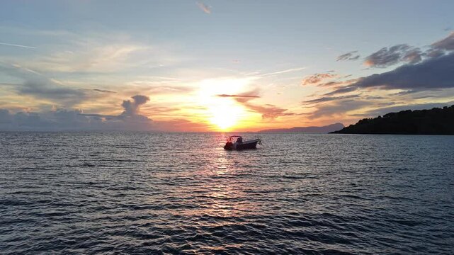 Zach&oacute;d słońca z ł&oacute;dką