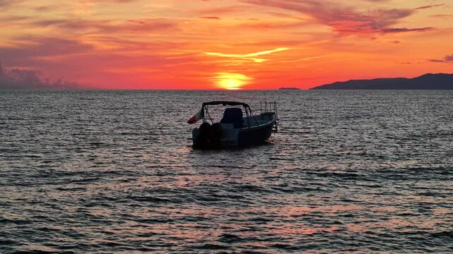 Zach&oacute;d słońca z ł&oacute;dką