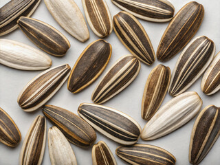 Obraz premium sunflower seeds background. sunflower, seed, food, seeds, healthy, agriculture, black, snack, closeup, nature, macro, ingredient, isolated, organic, white, diet, plant, close-up, heap, oil, dry, grain
