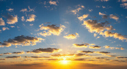 Naklejka premium Golden Hour: Stunning Sunset Sky with Radiant Sun Rays & Soft Clouds - Nature's Beauty!