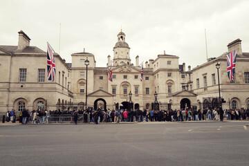 Fototapeta premium Tourists crowd the sidewalk at The King's Life Guard - The Household Cavalry museum