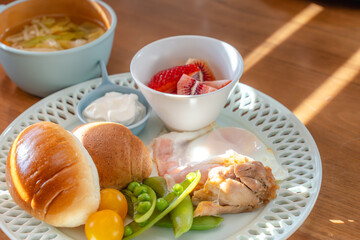 朝陽差し込む洋風朝食プレート