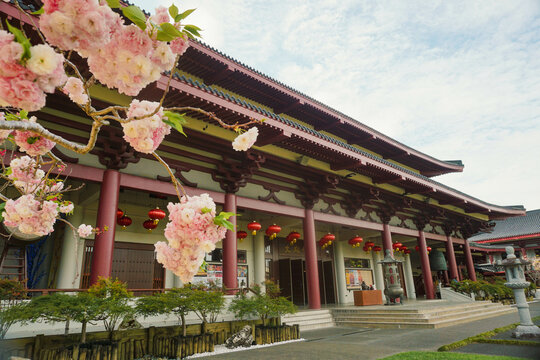 Fo Guang San, Serene Buddhist temple complex with landscaped gardens, a vegetarian cafe and art gallery in Auckland, New Zealand.	