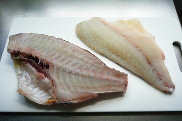新鮮な鯛の二枚おろし