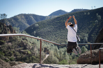 登山でジャンプする女性