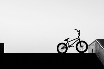 Obraz premium 015-043-240-u8969375333_Silhouette_of_a_BMX_bike_in_a_skate_park._Emphasi_6770e794-103e-4565-be48-fb5b2febb831_3
