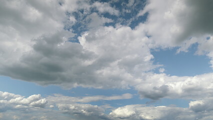 Obraz premium The Dynamic and EverChanging Cloudy Sky Overhead A Scenic View to Behold and Enjoy