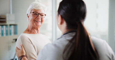 Obraz premium Support, doctor and happy with old woman in office for patient feedback, insurance and physiotherapy plan. Healthcare, rehabilitation and medical help with people in clinic for consulting and trust