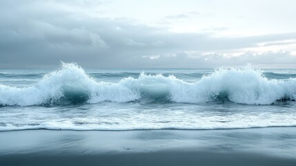 Obraz premium Ocean Waves Crashing on a Shore Under a Cloudy Sky