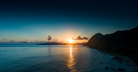 奄美大島の日の出、日本、珊瑚礁の島、ドローン撮影。
