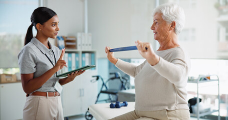 Obraz premium Elderly woman, physiotherapist and resistance band with tablet, counting and healthcare services for recovery. People, happy and exercise with stretching, app and injury for rehabilitation at clinic