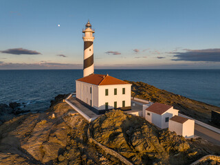 Faro de Favaritx al atardecer en la Isla de Menorca, Baleares