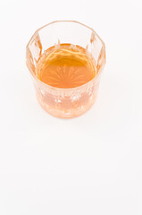 Immagine ravvicinata raffigurante un bicchiere da liquore in cristallo visto dall'alto